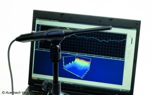 Ein Messmikrofon und eine darauf abgestimmte Analysesoftware kann gute Dienste leisten, wenn man den Problemen eines Raumes auf den Grund gehen will. Man sollte aber möglichst nicht den EQ zur Korrektur zu nutzen. Die Ursache ist dadurch nämlich nicht behoben