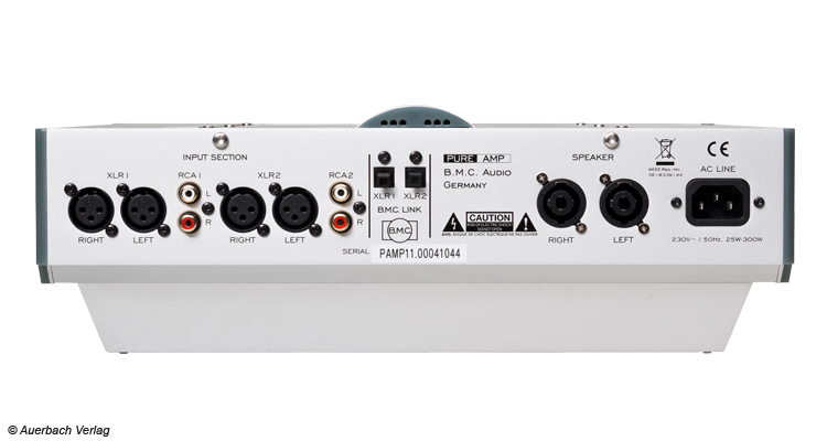Beim B.M.C. Audio Pure Amp geht man auf Nummer sicher und vertraut den professionellen Verbindungen in Form von XLR und SpeakOn
