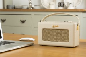 Das Roberts Radio Revival iStream 2 bietet modernste Smart-Radio-Technik im 50er-Jahre Look.