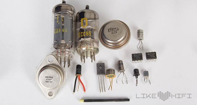 Verschiede­ne Röhren, Transistoren, FETs und OPVs im Größenvergleich Verstärker