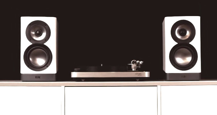 clearaudio concept active Plattenspieler + ELAC Navis Aktiv-Lautsprecher Aktivboxen Set Kombi News Test Review