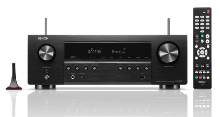 Frontalansicht des Denon AVR-S660H mit Einmessmikro und Fernbedienung