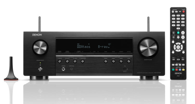 Frontalansicht des Denon AVR-S760H mit Einmessmikro und Fernbedienung AV-Receiver