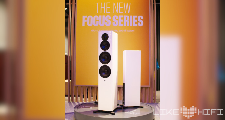 Die Dynaudio Focus hier auf der HIGH END 2022: Im Vordergrund der Focus 50 Standlautsprecher.