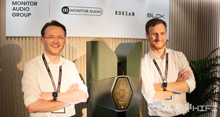 Die beiden Monitor Audio Entwickler/Designer Charles Minett (links) und Michael Hedges sind sichtlich stolz auf "Baby".