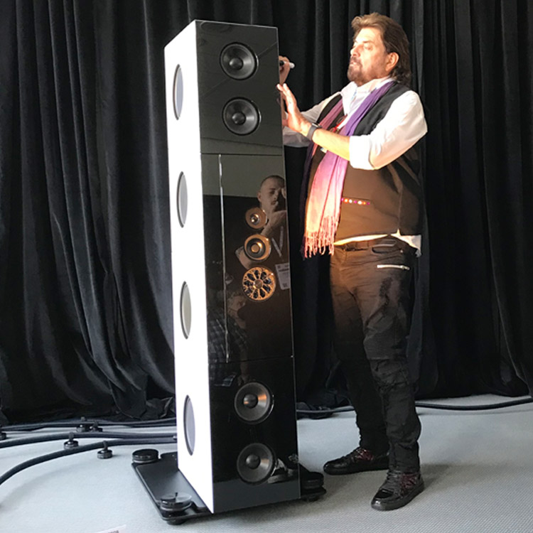 Audio Physic Medeos im Hintergrund und Alan Parsons