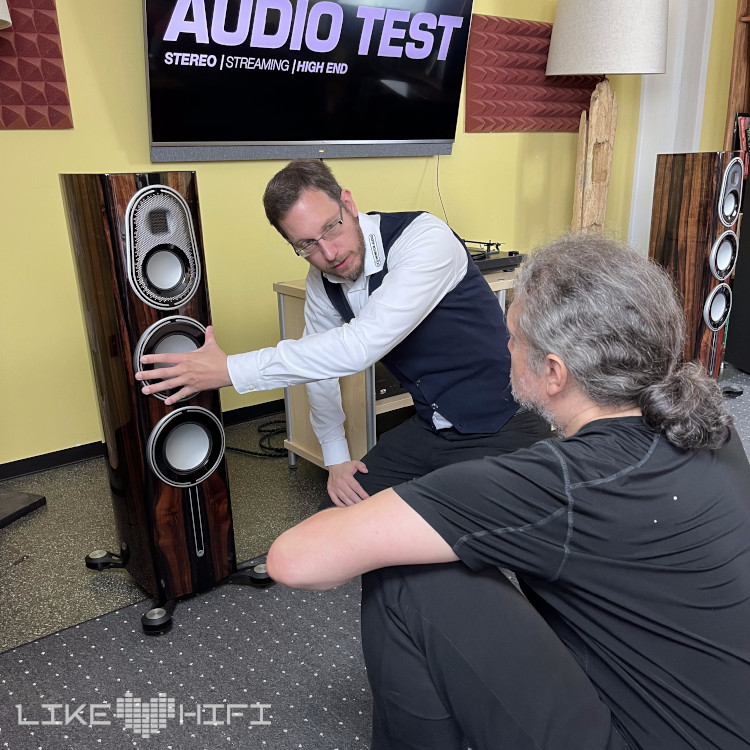 Nach dem Unboxing der Speaker ging Jens Ragenow gleich ins Detail und erläuterte die Verbesserungen der neuen Monitor Audio Platinum 200 3G Generation.