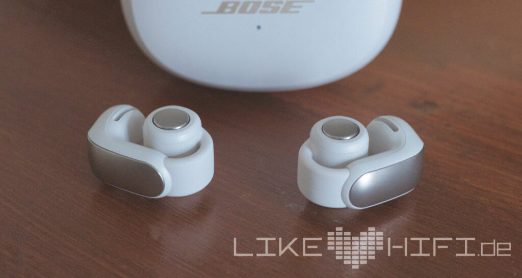 Bose Open Earbuds Ultra Kopfhörer liegen vor Ladecase