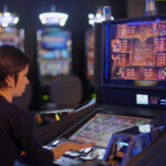Frau am Spielautomaten im Casino