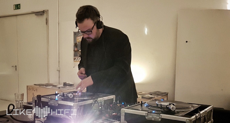 Jan Kretschmer als DJ im Einsatz hinter den legendären Technics SL-1200 Plattenspielern