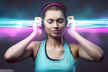 Sportliche Frau hört Musik mit Kopfhörern
