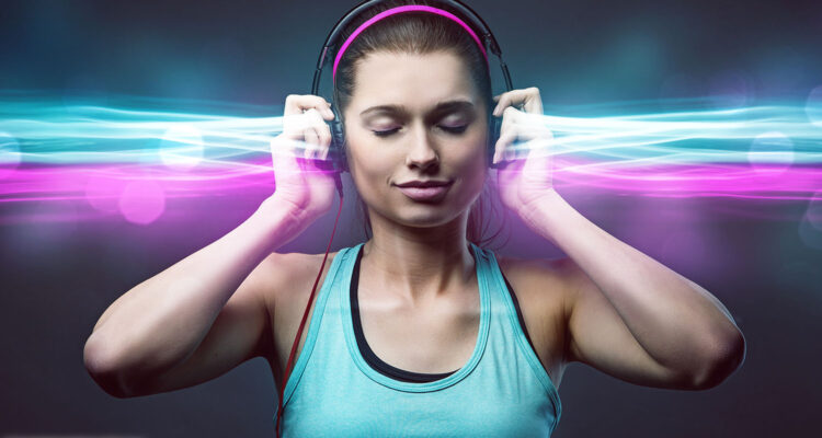 Sportliche Frau hört Musik mit Kopfhörern