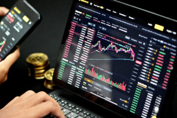 Budget – Wann und wie viel möchten Sie eigentlich investieren? Einige Anfänger begehen einen schwerwiegenden Fehler. Beispiel: Ein Bekannter, der sich beiläufig mit Kryptowährungen beschäftigt, hat Ihnen einen ganz neuen Coin am Markt vorgeschlagen. Er hält große Stücke auf diesen und geht von einem ähnlichen Kurswachstum, wie den 8.000 % des Dogecoin im Jahr 2021, aus. Sie vertrauen Ihren Bekannten, nehmen jeden verfügbaren Cent in die Hand und investieren. Wenige Monate später bleibt von den erhofften schwarzen Zahlen nur ein rotes Minus auf dem Konto übrig. Den Fehler begehen leider viele Neulinge am Markt! Investieren Sie nur das Geld, dessen Verlust Sie unter Umständen auch verkraften können. Das funktioniert am besten, indem Sie sich bewusst werden, wie Sie investieren möchten. Haben Sie bereits einen Betrag X gespart oder möchten Sie monatlich Betrag X investieren? Sollten Sie einmalig eine Summe investieren, da Sie vielleicht geerbt haben, sollten Sie das Geld in unterschiedliche Kryptowährungen aufteilen. Dasselbe gilt auch für eine monatliche Investition. Diversifizieren (streuen Sie Ihr Geld) Sie den Betrag und verteilen Sie ihn in unterschiedliche Kryptowährungen. Trading – Konzentrieren Sie sich auf die Basics Das Budget steht! Als Nächstes öffnen Sie Ihre Handelsplattform und möchten sich schon in wenigen Minuten Besitzer einer Kryptowährung nennen. Theoretisch ist der Kauf auch recht simpel, in der Praxis kann die verfügbare Anzahl unterschiedlicher Coins einen jedoch überwältigen. Denn laut Statista gibt es aktuell über 8.547 verschiedene Kryptowährungen. Aber welche ist denn jetzt die Richtige für mich? Eines können wir Ihnen ans Herz legen: Gehen Sie am Anfang kein allzu großes Risiko ein, sondern konzentrieren Sie sich auf die Basics. Denn zwischen den ganzen Kryptowährungen gibt es auch hochspekulative Coins, wie beispielsweise die Memecoins. Für Anfänger sind solche Kryptowährungen nicht geeignet! Konzentrieren Sie sich zuerst auf Bitcoin und Ethereum. Es handelt sich um die beiden ältesten Kryptowährungen, bei denen man eigentlich nichts verkehrt machen kann. Im Laufe der Zeit sollten Sie sich natürlich auch mit den anderen digitalen Währungen beschäftigen. Es gibt einige interessante Projekte am Markt, die jedoch vorab einiges an Recherche voraussetzen. Schließlich möchten Sie ja wissen, worin Sie investieren. Informieren Sie sich im Vorfeld über YouTube-Videos, Blogartikel, Bücher oder Podcasts. Der Markt – Verstehen Sie, warum beispielsweise der Bitcoin Kurs gerade steigt Wo wir gerade beim Thema „Informationen“ sind. Verstehen Sie nicht nur die Kryptowährungen, die Sie kaufen, sondern auch den gesamten Markt. Dieses Wissen kann Ihnen langfristig definitiv in die Karten spielen. Was bedeutet das? Verzeichnet beispielsweise der Ethereum Kurs gerade ein Plus, sollten Sie sich folgende Fragen stellen: Was war der Auslöser für den Kursanstieg? Gab es vielleicht eine Art von Manipulation am Markt? Notebook Finanzen Börse bitcoin