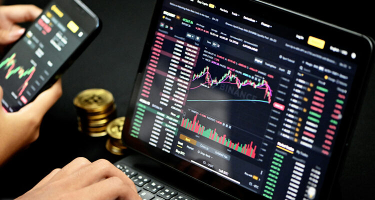 Budget – Wann und wie viel möchten Sie eigentlich investieren? Einige Anfänger begehen einen schwerwiegenden Fehler. Beispiel: Ein Bekannter, der sich beiläufig mit Kryptowährungen beschäftigt, hat Ihnen einen ganz neuen Coin am Markt vorgeschlagen. Er hält große Stücke auf diesen und geht von einem ähnlichen Kurswachstum, wie den 8.000 % des Dogecoin im Jahr 2021, aus. Sie vertrauen Ihren Bekannten, nehmen jeden verfügbaren Cent in die Hand und investieren. Wenige Monate später bleibt von den erhofften schwarzen Zahlen nur ein rotes Minus auf dem Konto übrig. Den Fehler begehen leider viele Neulinge am Markt! Investieren Sie nur das Geld, dessen Verlust Sie unter Umständen auch verkraften können. Das funktioniert am besten, indem Sie sich bewusst werden, wie Sie investieren möchten. Haben Sie bereits einen Betrag X gespart oder möchten Sie monatlich Betrag X investieren? Sollten Sie einmalig eine Summe investieren, da Sie vielleicht geerbt haben, sollten Sie das Geld in unterschiedliche Kryptowährungen aufteilen. Dasselbe gilt auch für eine monatliche Investition. Diversifizieren (streuen Sie Ihr Geld) Sie den Betrag und verteilen Sie ihn in unterschiedliche Kryptowährungen. Trading – Konzentrieren Sie sich auf die Basics Das Budget steht! Als Nächstes öffnen Sie Ihre Handelsplattform und möchten sich schon in wenigen Minuten Besitzer einer Kryptowährung nennen. Theoretisch ist der Kauf auch recht simpel, in der Praxis kann die verfügbare Anzahl unterschiedlicher Coins einen jedoch überwältigen. Denn laut Statista gibt es aktuell über 8.547 verschiedene Kryptowährungen. Aber welche ist denn jetzt die Richtige für mich? Eines können wir Ihnen ans Herz legen: Gehen Sie am Anfang kein allzu großes Risiko ein, sondern konzentrieren Sie sich auf die Basics. Denn zwischen den ganzen Kryptowährungen gibt es auch hochspekulative Coins, wie beispielsweise die Memecoins. Für Anfänger sind solche Kryptowährungen nicht geeignet! Konzentrieren Sie sich zuerst auf Bitcoin und Ethereum. Es handelt sich um die beiden ältesten Kryptowährungen, bei denen man eigentlich nichts verkehrt machen kann. Im Laufe der Zeit sollten Sie sich natürlich auch mit den anderen digitalen Währungen beschäftigen. Es gibt einige interessante Projekte am Markt, die jedoch vorab einiges an Recherche voraussetzen. Schließlich möchten Sie ja wissen, worin Sie investieren. Informieren Sie sich im Vorfeld über YouTube-Videos, Blogartikel, Bücher oder Podcasts. Der Markt – Verstehen Sie, warum beispielsweise der Bitcoin Kurs gerade steigt Wo wir gerade beim Thema „Informationen“ sind. Verstehen Sie nicht nur die Kryptowährungen, die Sie kaufen, sondern auch den gesamten Markt. Dieses Wissen kann Ihnen langfristig definitiv in die Karten spielen. Was bedeutet das? Verzeichnet beispielsweise der Ethereum Kurs gerade ein Plus, sollten Sie sich folgende Fragen stellen: Was war der Auslöser für den Kursanstieg? Gab es vielleicht eine Art von Manipulation am Markt? Notebook Finanzen Börse bitcoin