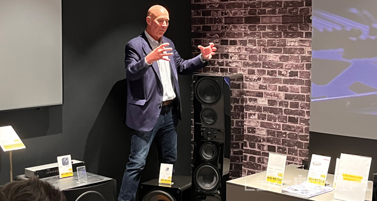 Foto von Gary Yacoubian, der CEO von SVS, beim Vorstellungevent in Frankfurt. 