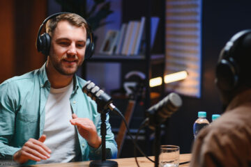 Podcaster im Studio