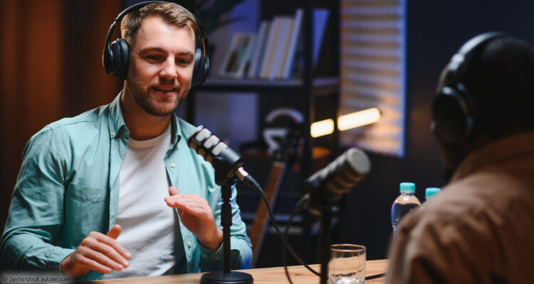 Podcaster im Studio