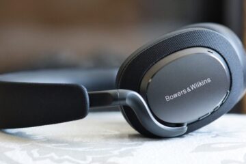 Der B&W PX7 S3 liegt auf einer hellen Oberfläche