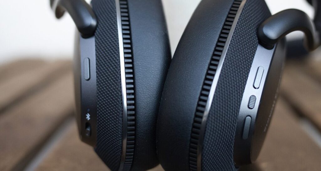 Buttons des Bowers & Wilkins Px7 S3 in Großaufnahme