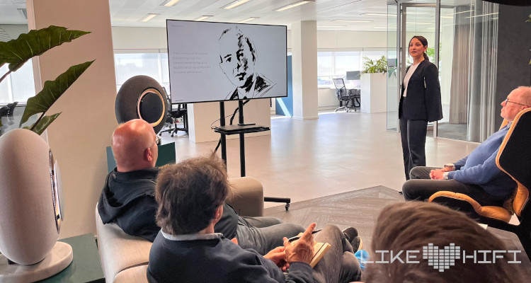 Begüm Tomruk, Kreativdirektorin und Chefdesignerin bei Marantz, bei der Präsentation vom Horizon Speaker