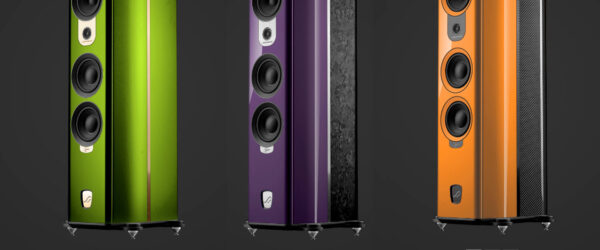 AudioSolutions Figaro Lautsprecher in Grün, Lila und Orange konfiguriert