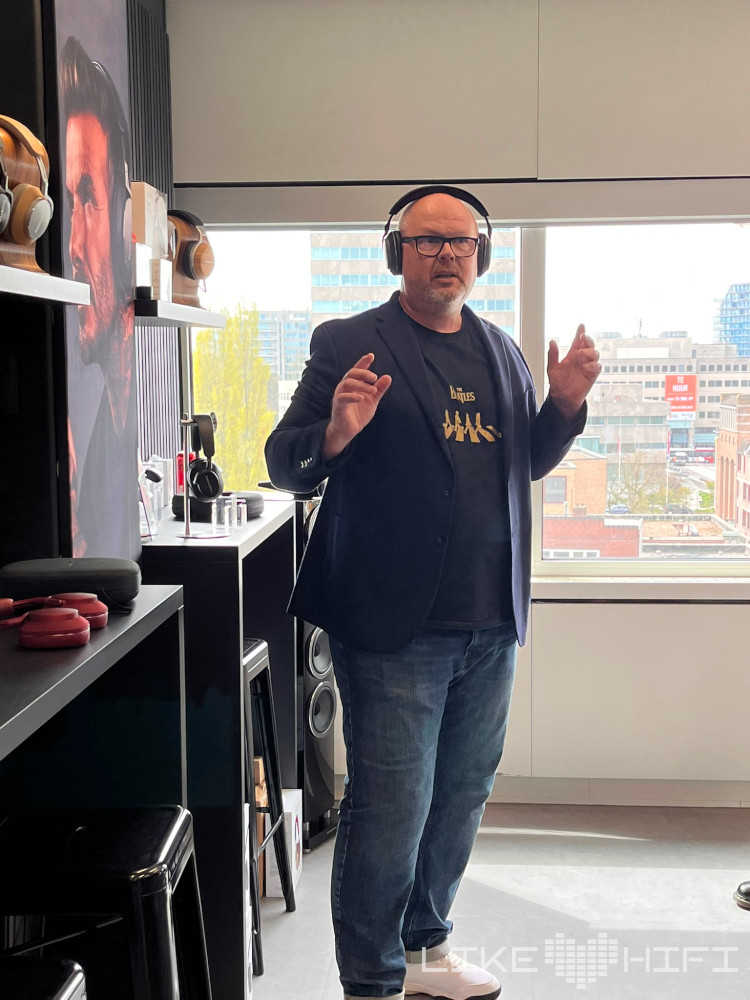 Andy Kerr von Bowers & Wilkins stellt den neuen Px7 S3 auf einem Presseevent exklusiv vor
