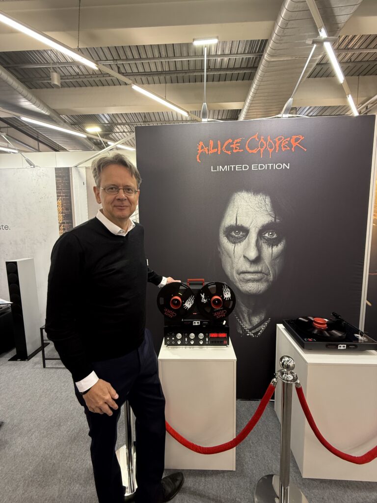 Jürgen Imandt von Revox präsentiert den neuen T77 Plattenspieler und die Tonbandmaschine B77 in der Alice Cooper Version