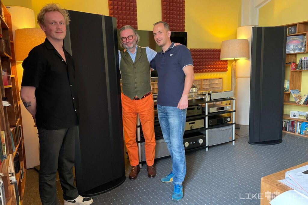Jürgen Reichmann (Bildmitte) besuchte unsere Redaktion im Hörraum und half beim Setup der Magnepan 3.7i mit.