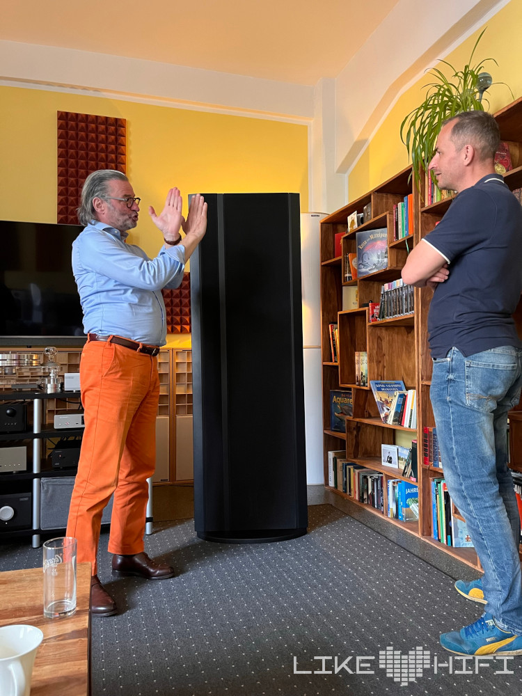 Jürgen Reichmann (links) erklärt dem AUDIO TEST Chefredakteur Stefan Goedecke beim Redaktionsbesuch die Besonderheiten der Vollbereichsmagnetostaten