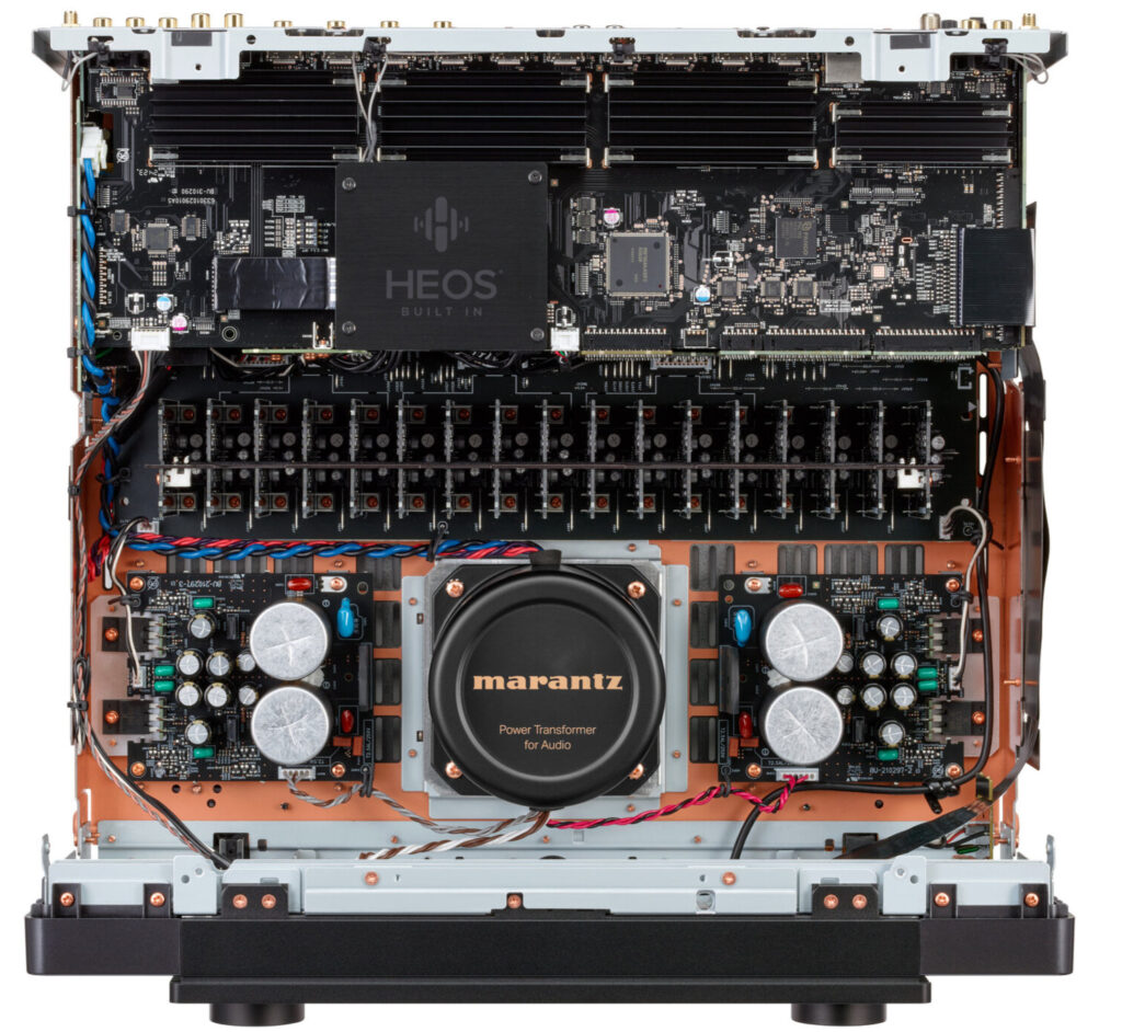 Aufgeschraubter Marantz AV 20 , man sieht das Innenleben