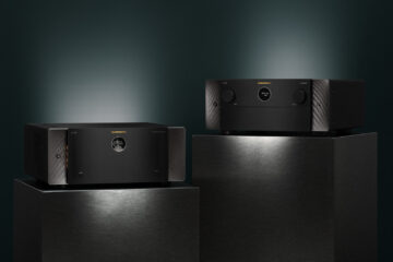 Marantz AV 20 und AMP 20 auf schwarzen Podesten vor dunkelgrünem Hintergrund