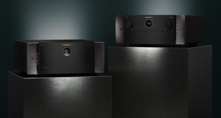 Marantz AV 20 und AMP 20 auf schwarzen Podesten vor dunkelgrünem Hintergrund