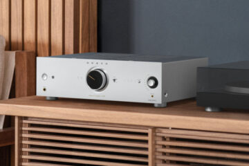 Onkyo Icon A50 steht neben Plattenspieler
