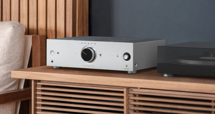 Onkyo Icon A50 steht neben Plattenspieler