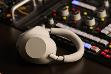 Sony WH-1000XM6 liegen auf Mischpult