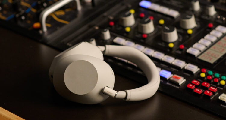 Sony WH-1000XM6 liegen auf Mischpult