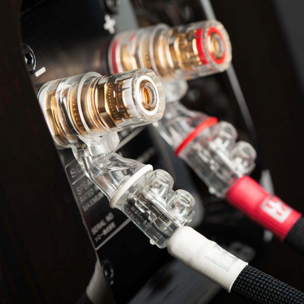 Kabel am Lautsprecheranschluss