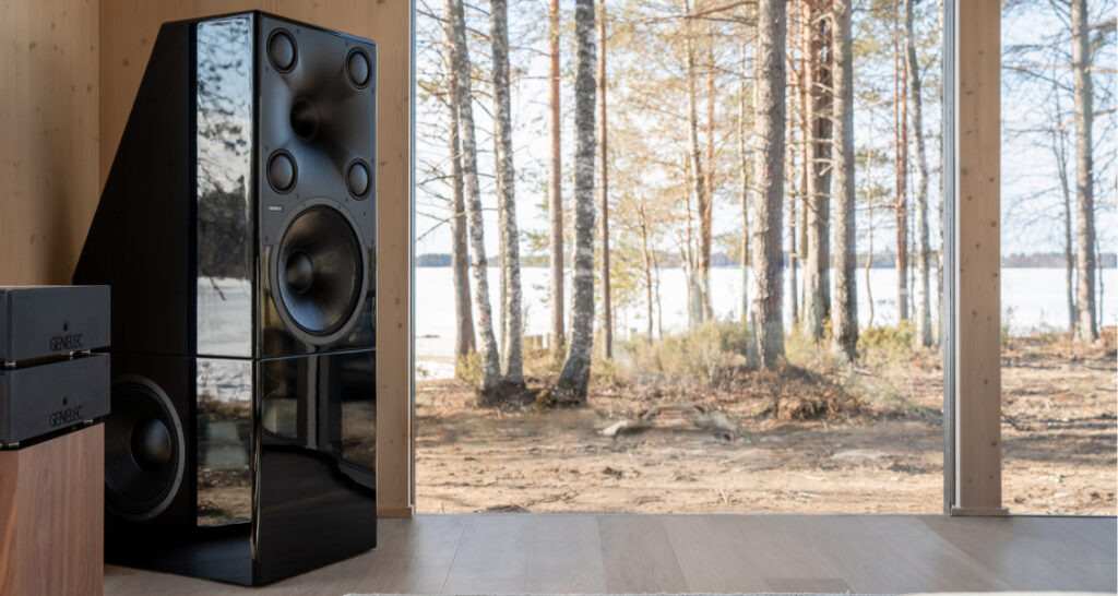 Genelec 8381 steht in der Ecke eines Zimmers