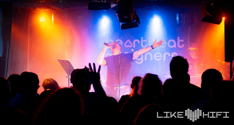 Interview: Heartbeat Designers über Synthie-Pop, 80er-Sounds und ihr neues „Triangular Universe“