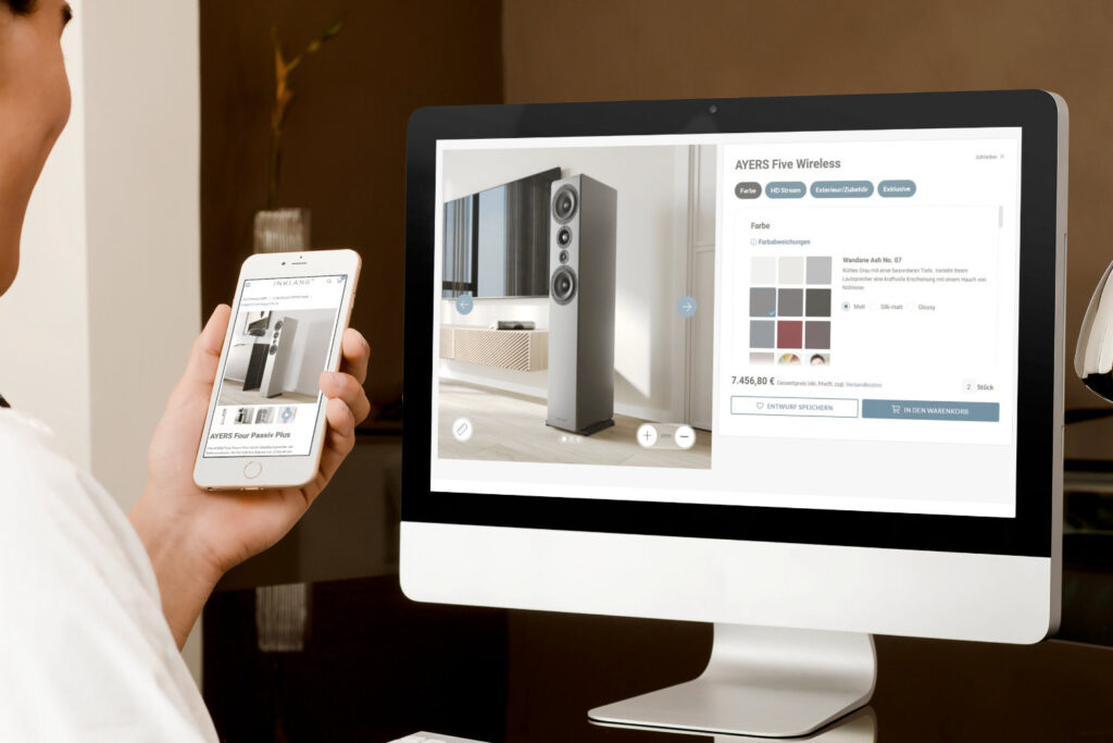 Webseite auf Monitor und Smartphone