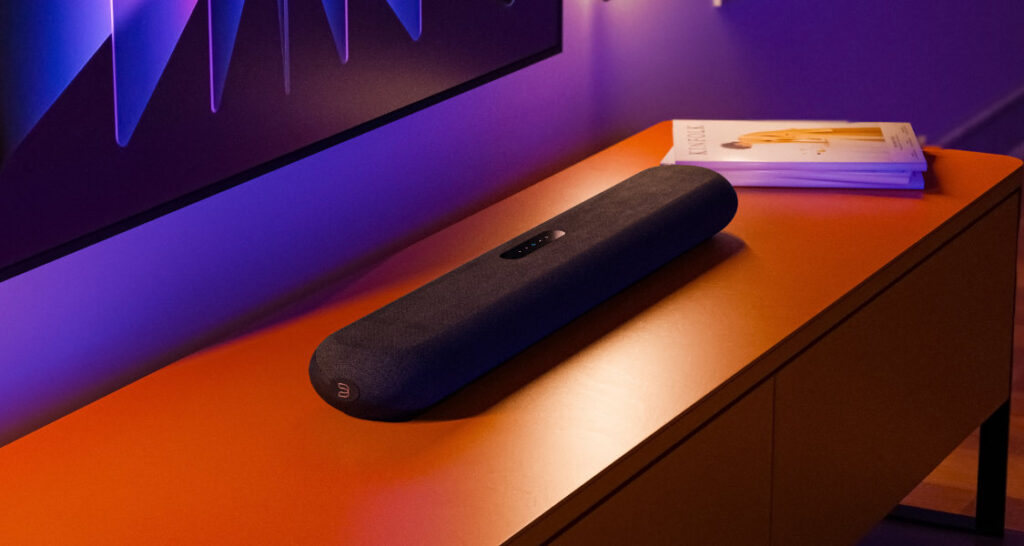 Soundbar liegt auf Rack