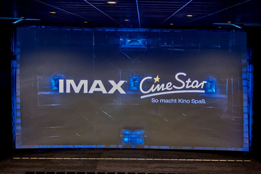 Leinwand mit illuminierten Lautsprechern IMAX Leipzig