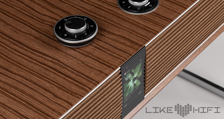 Foto von Bildschirm und Fernbedienung Ruark Musiktruhe R810