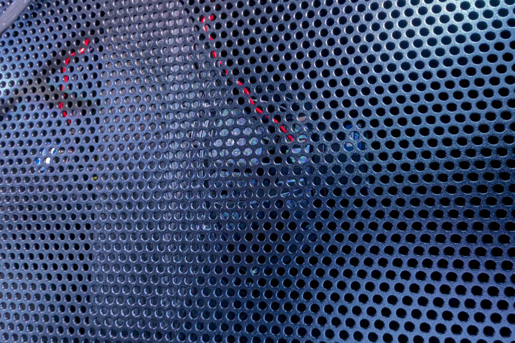 Subwoofer Treiber hinter Gitter IMAX Leipzig